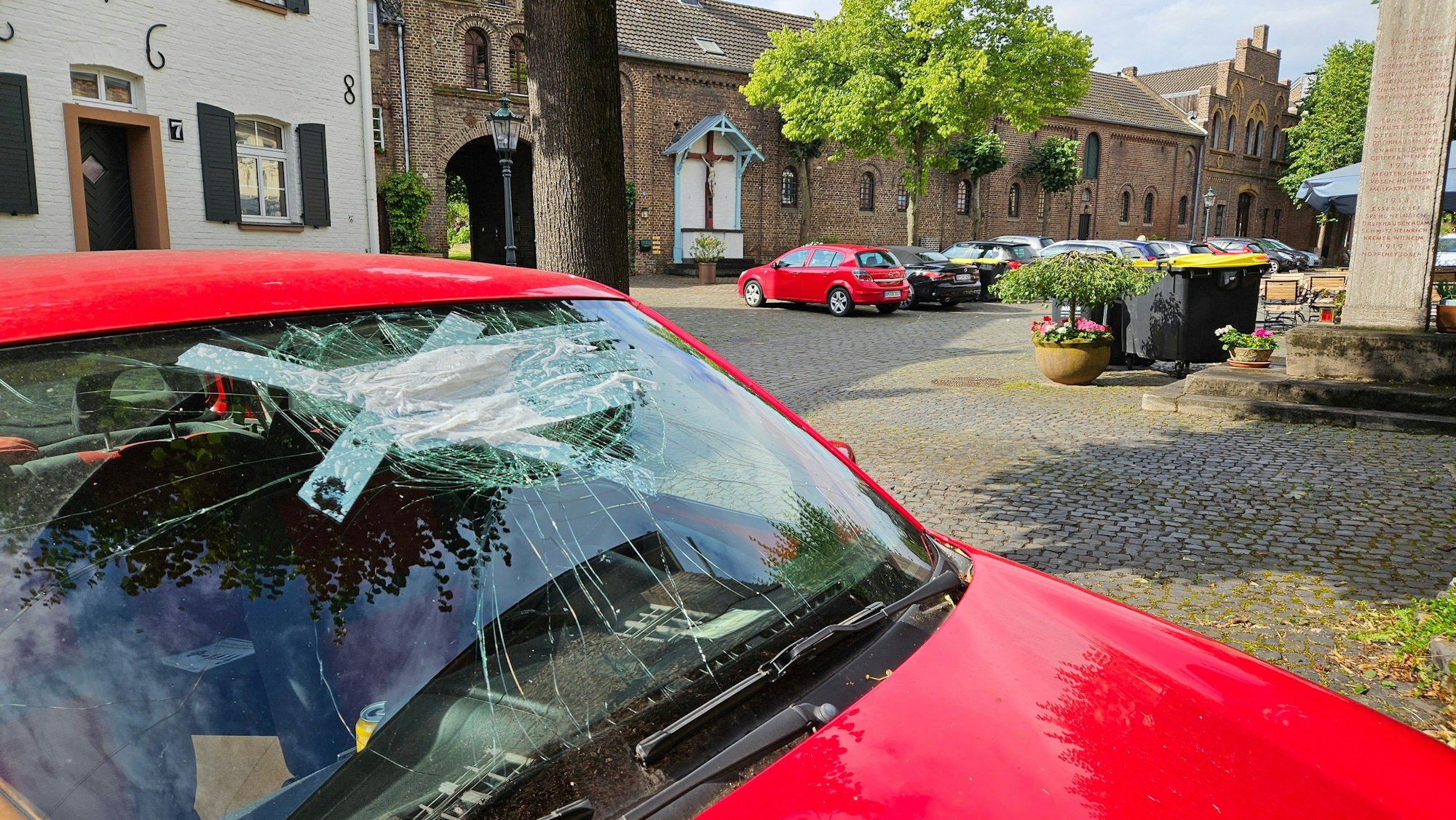 Eine Windhose hat Alt-Kaster getroffen und schwere Schäden angerichtet. Dachziegel fielen auf Autos.