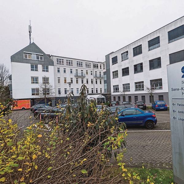 Auf dem Foto ist das Hürther Sana-Krankenhaus zu sehen.