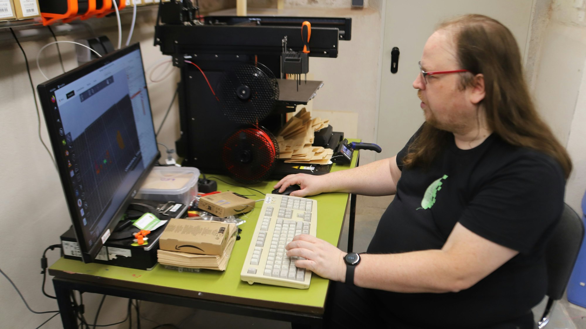 Caspar Armster, einer der Veranstalter, programmiert im Keller des Jugendzentrums „Key“ den 3 D-Drucker.
