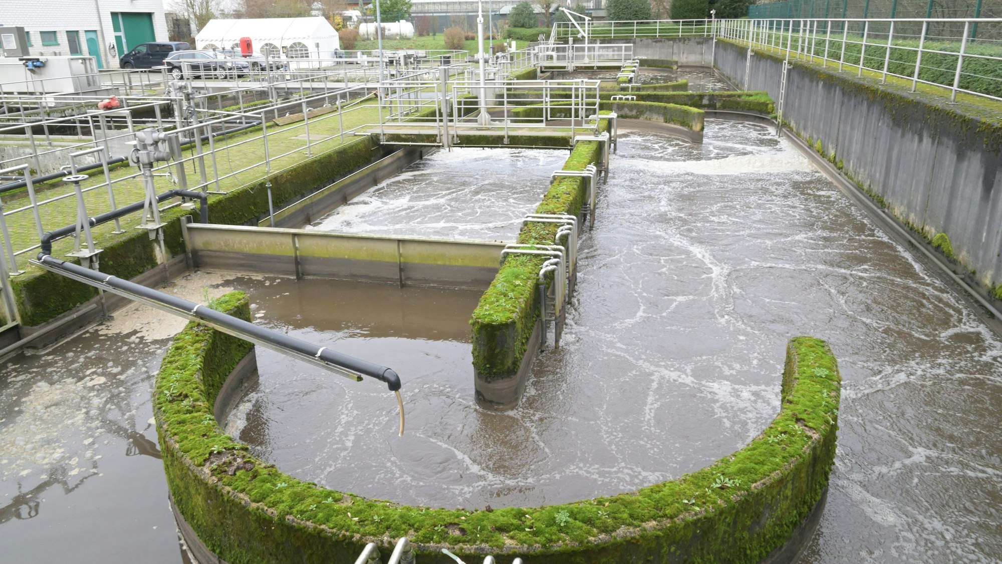 Ein Klärbecken der Kläranlage in Odenthal.