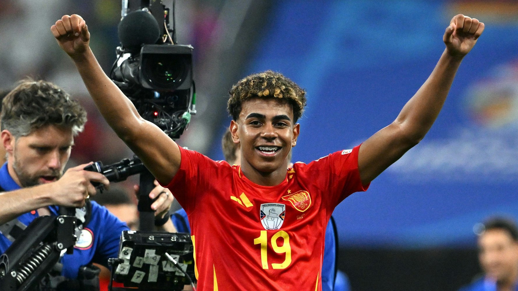 09.07.2024, Bayern, München: Fußball, UEFA Euro 2024, EM, Spanien - Frankreich, Finalrunde, Halbfinale, München Fußball Arena, Spaniens Lamine Yamal feiert den 2:1-Sieg. Foto: Peter Kneffel/dpa +++ dpa-Bildfunk +++