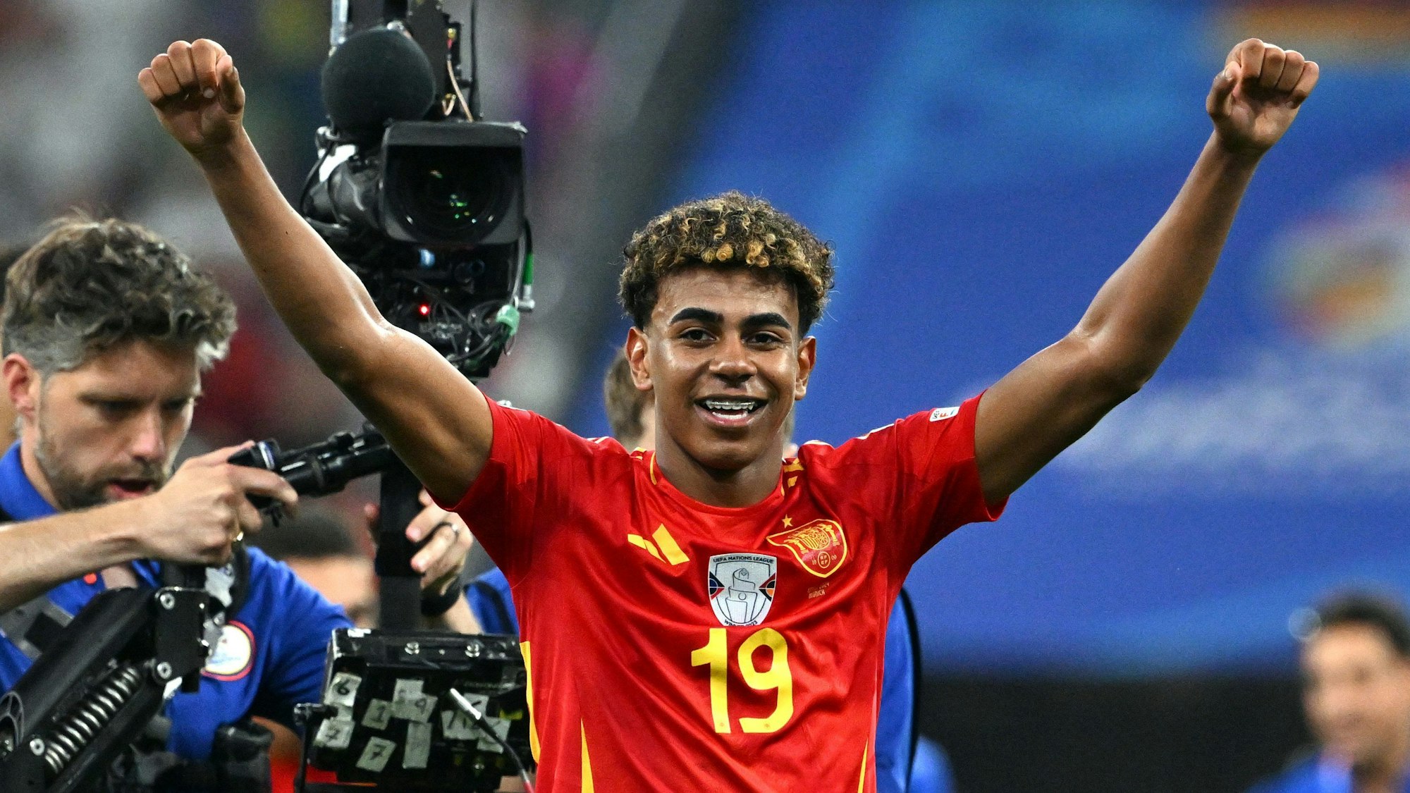 09.07.2024, Bayern, München: Fußball, UEFA Euro 2024, EM, Spanien - Frankreich, Finalrunde, Halbfinale, München Fußball Arena, Spaniens Lamine Yamal feiert den 2:1-Sieg. Foto: Peter Kneffel/dpa +++ dpa-Bildfunk +++