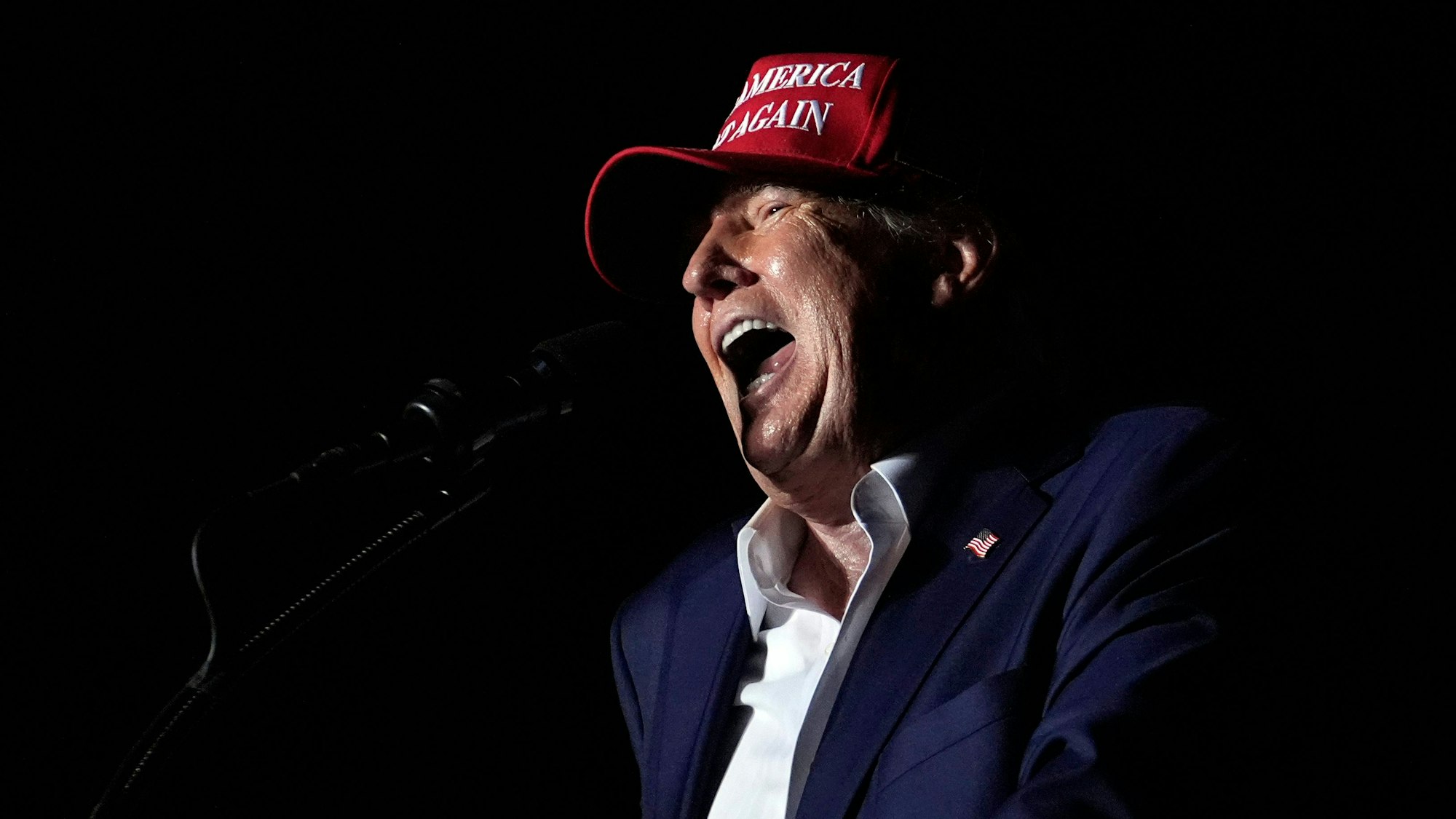 Der ehemalige US-Präsident Donald Trump spricht bei einer Wahlkampfveranstaltung im Trump National Doral Miami.