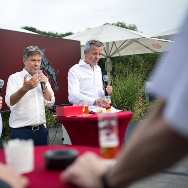 Werner Wolf, Präsident des 1. FC Köln, Robert Habeck (Bündnis 90/Die Grünen), Bundesminister für Wirtschaft und Klimaschutz, und Philipp Türoff, Geschäftsführer