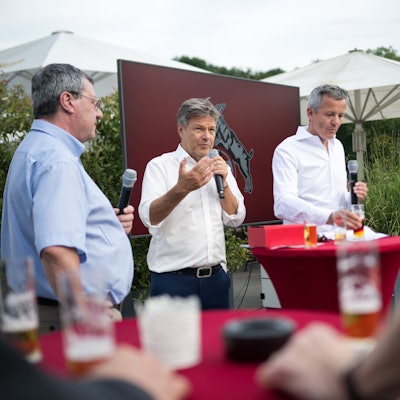 Werner Wolf, Präsident des 1. FC Köln, Robert Habeck (Bündnis 90/Die Grünen), Bundesminister für Wirtschaft und Klimaschutz, und Philipp Türoff, Geschäftsführer