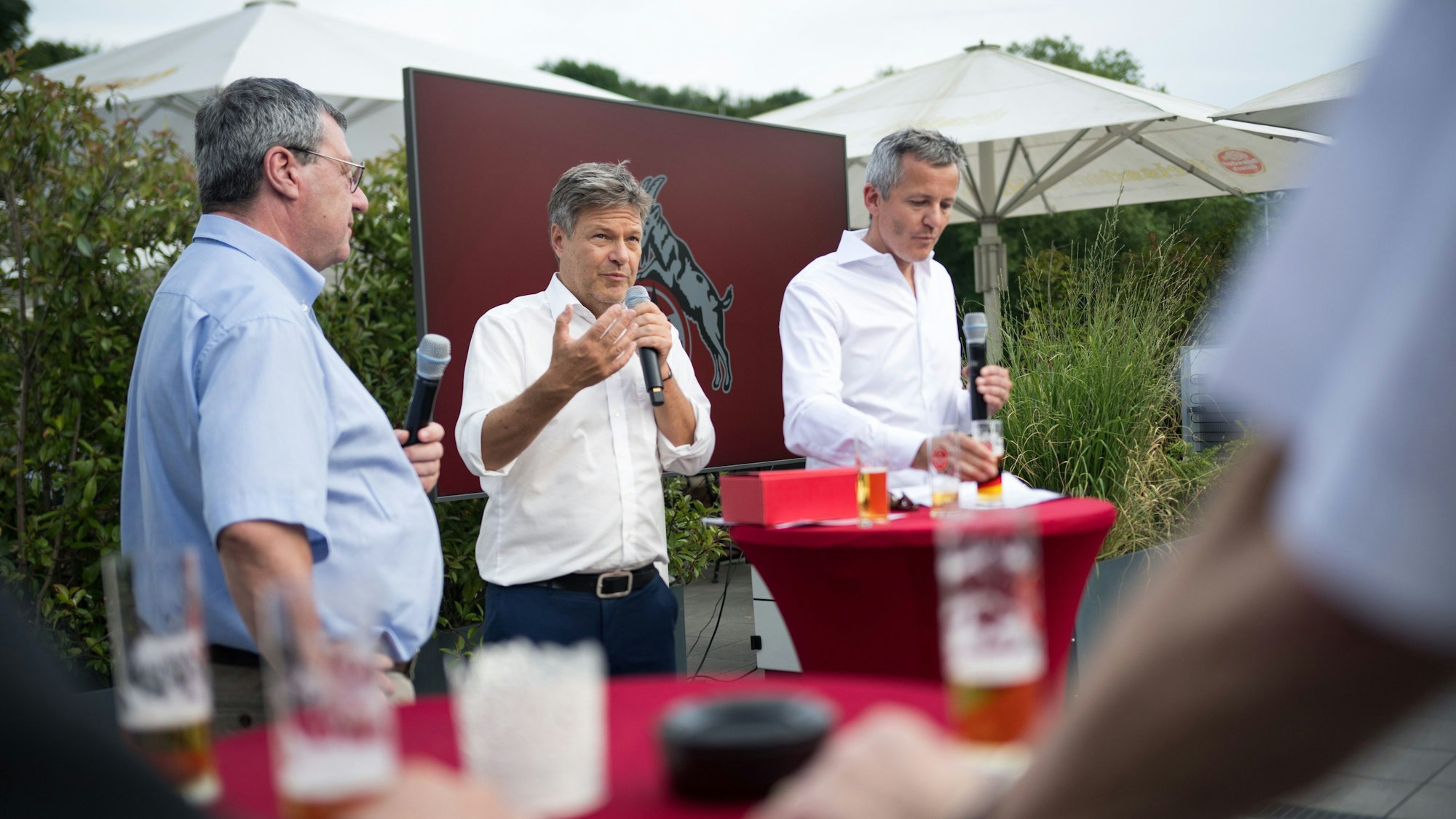 Werner Wolf, Präsident des 1. FC Köln, Robert Habeck (Bündnis 90/Die Grünen), Bundesminister für Wirtschaft und Klimaschutz, und Philipp Türoff, Geschäftsführer
