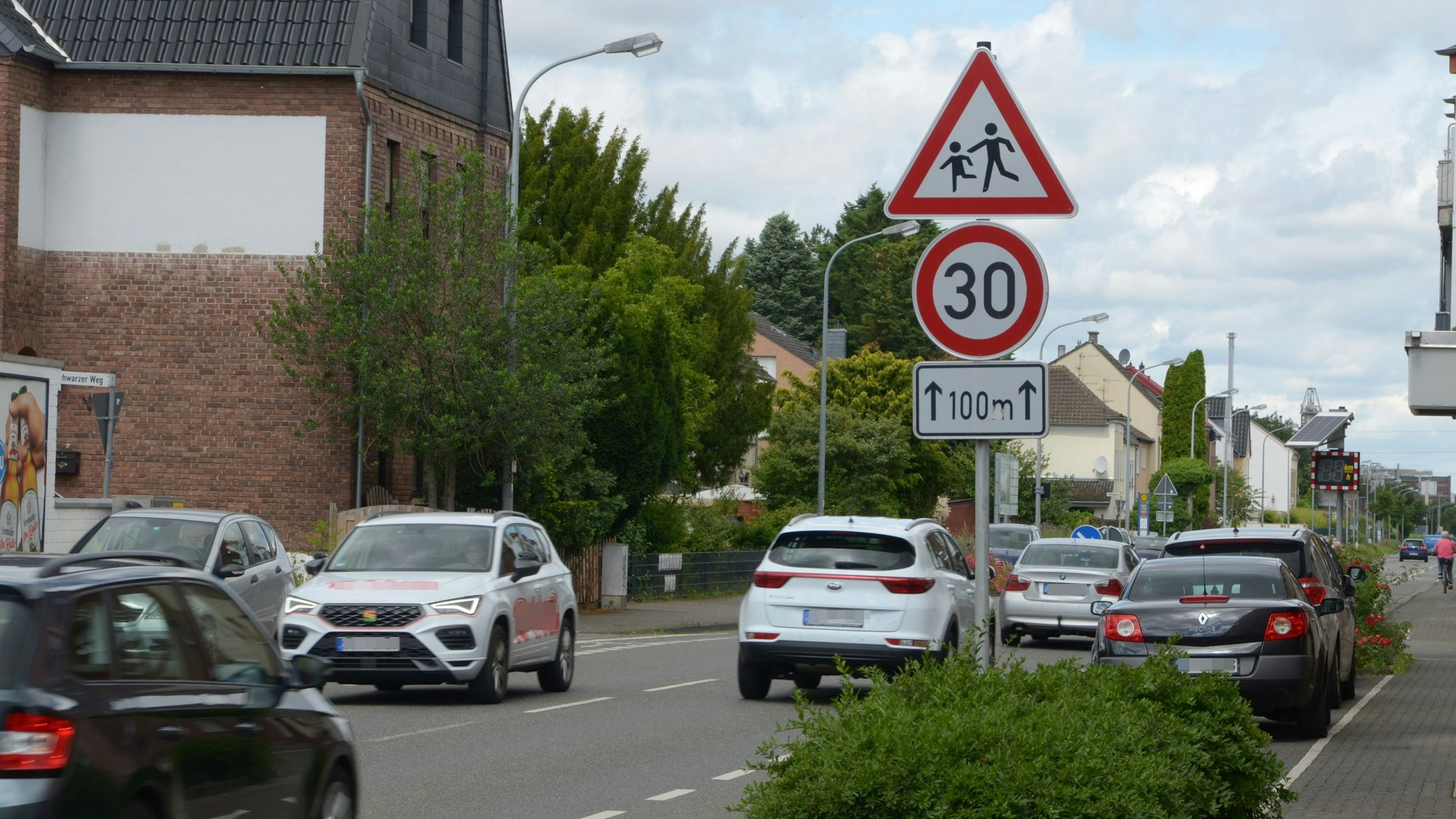 Mehrere Autos passieren das Tempo-30-Schild in der Kuchenheimer Straße.