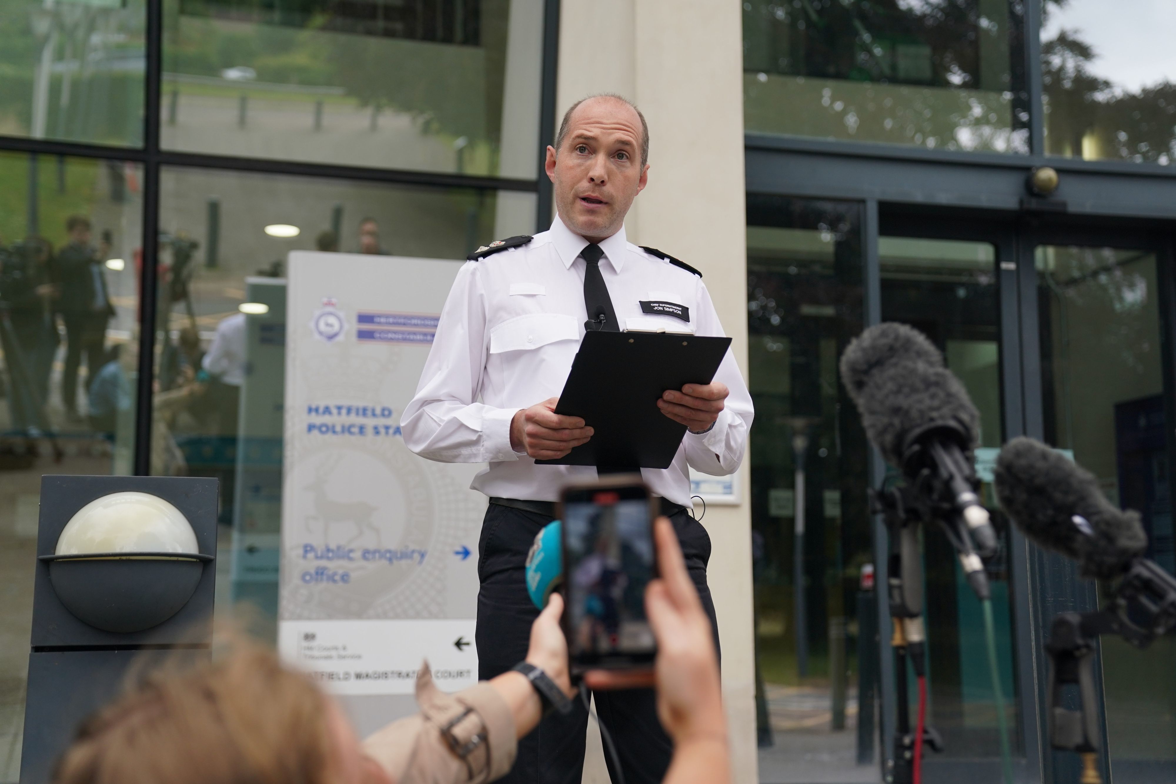 Jon Simpson, Chief Superintendent von der Polizei Hertfordshire, spricht vor dem Polizeirevier Hatfield zur Presse, nachdem drei Frauen am Dienstagabend mit schweren Verletzungen aufgefunden wurden und starben.