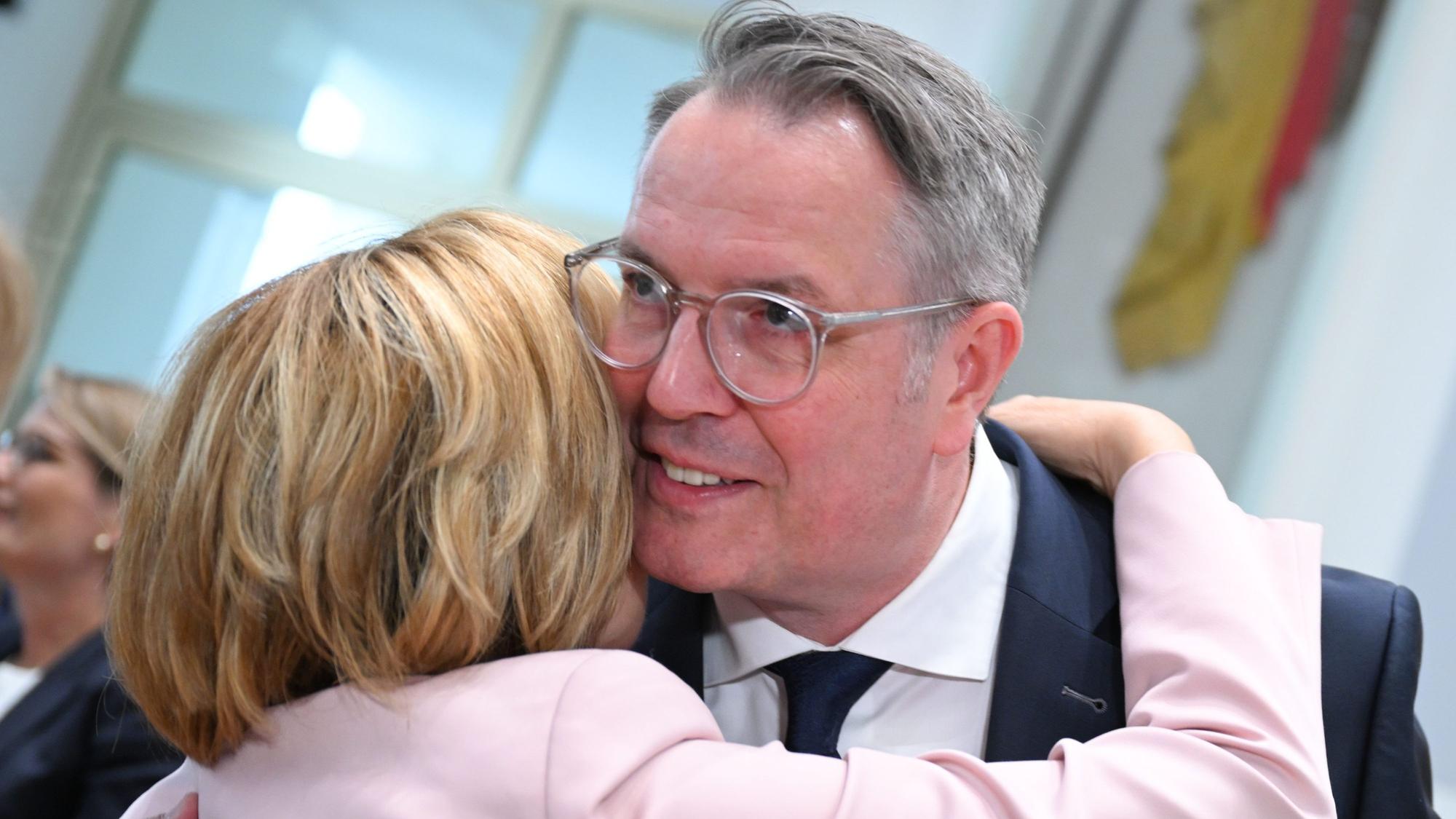 Die scheidende Ministerpräsidentin Malu Dreyer und ihr Nachfolger Alexander Schweitzer (beide SPD) umarmen sich zu Beginn der Sondersitzung des Landtags von Rheinland-Pfalz. Dreyer hatte am 19. Juni ihren Rücktritt angekündigt.