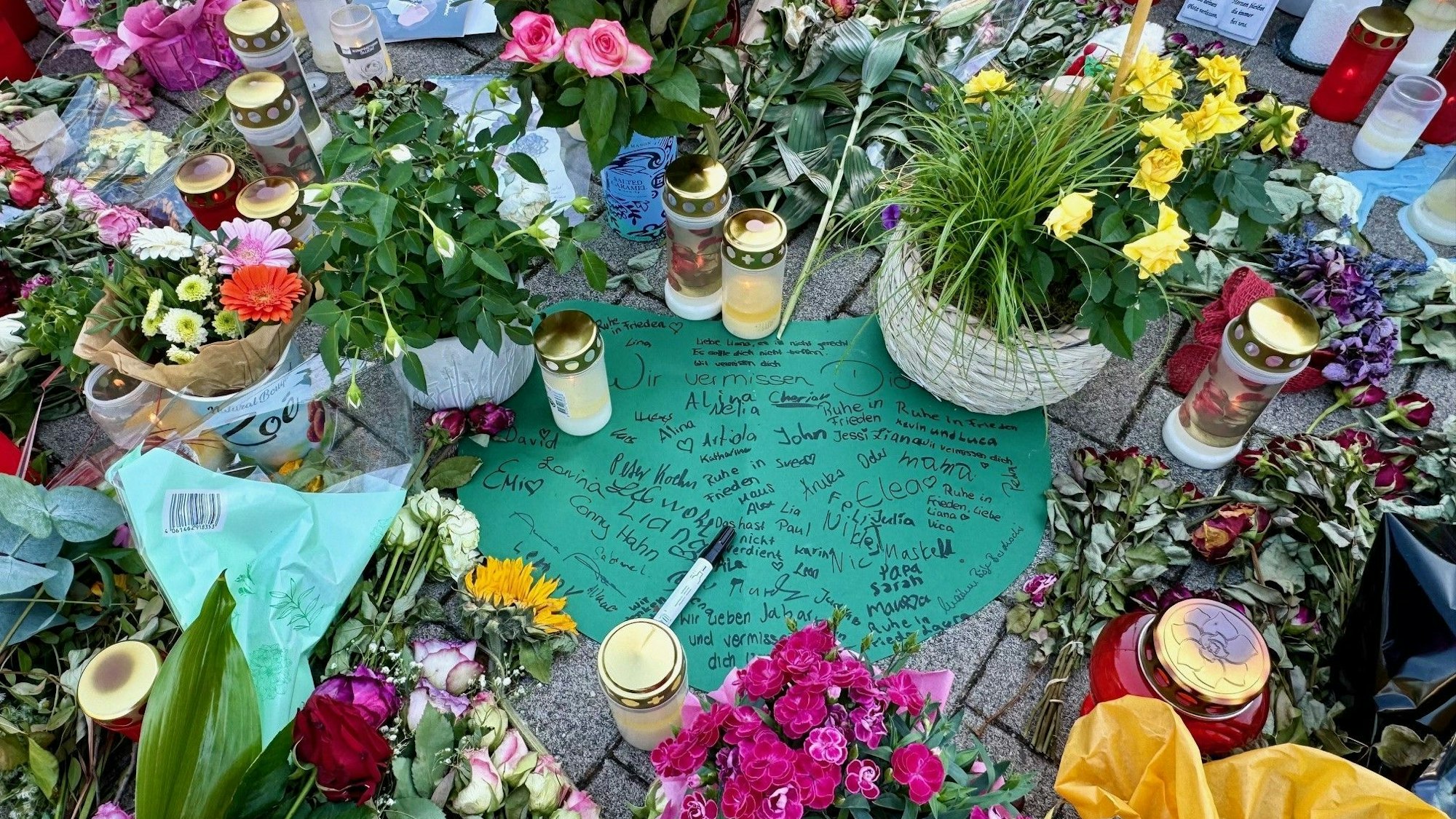 Am Siebengebirgsring sind Blumen, Kerzen und persönliche Nachrichten platziert worden