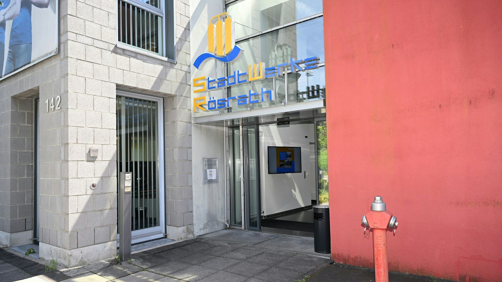 Der Eingang zum Verwaltungsgebäude der Stadtwerke Rösrath ist neu gestaltet.
