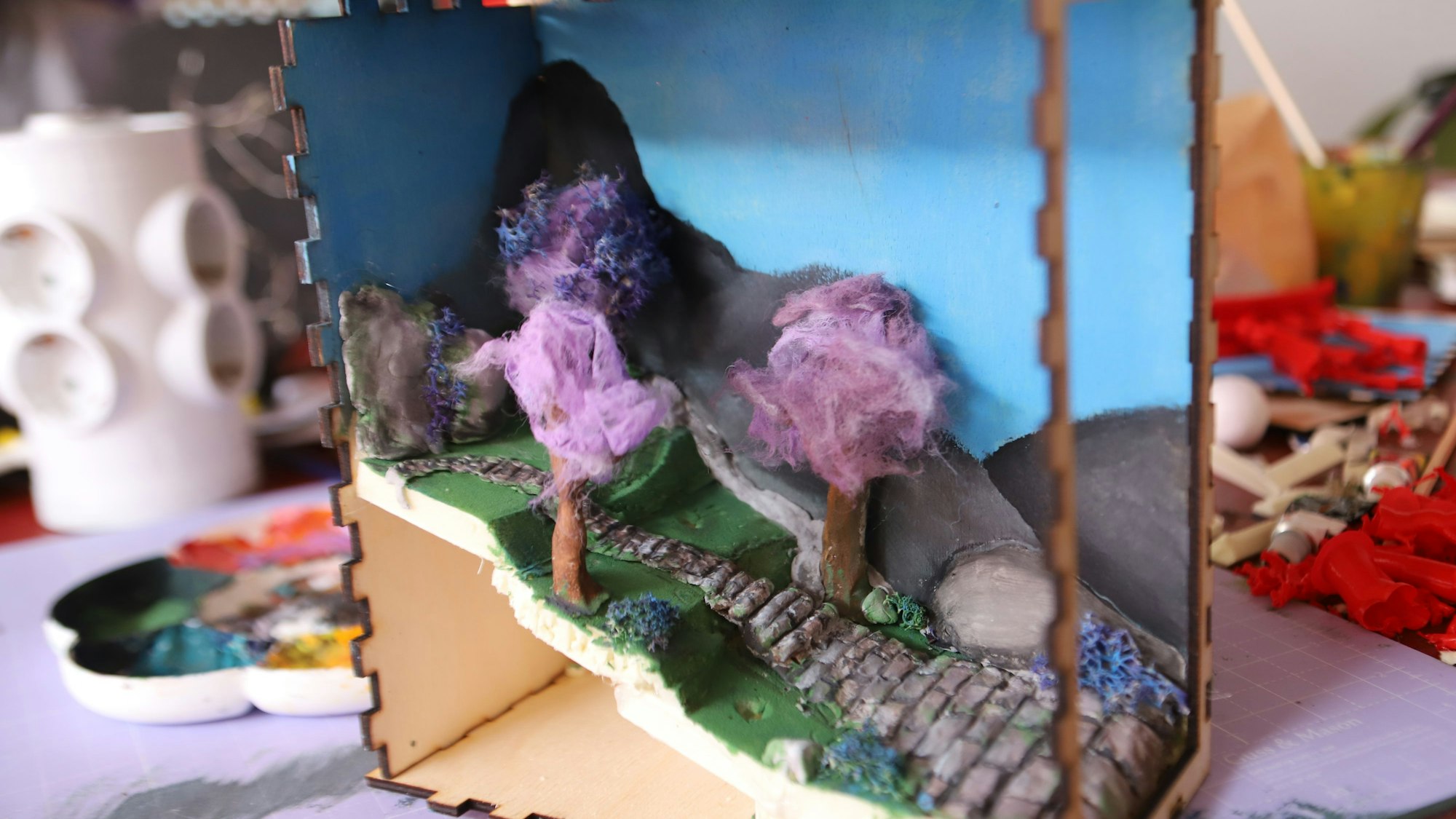 In einem Holzkasten im Buchformat ist eine japanisch anmutende Landschaft entstanden.