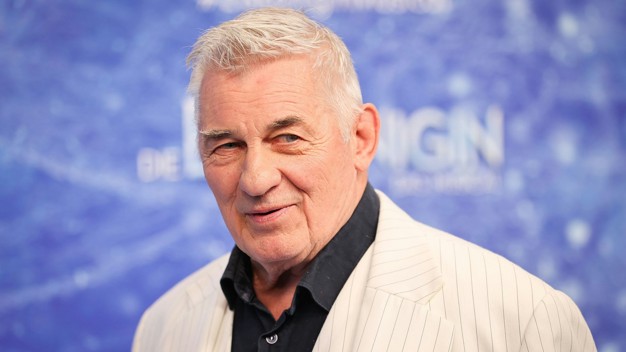 Heinz Hoenig, Schauspieler, kommt zur Deutschlandpremiere des Disney-Musicals "Die Eiskönigin“ auf dem Blauen Teppich im Stage Theater an der Elbe.