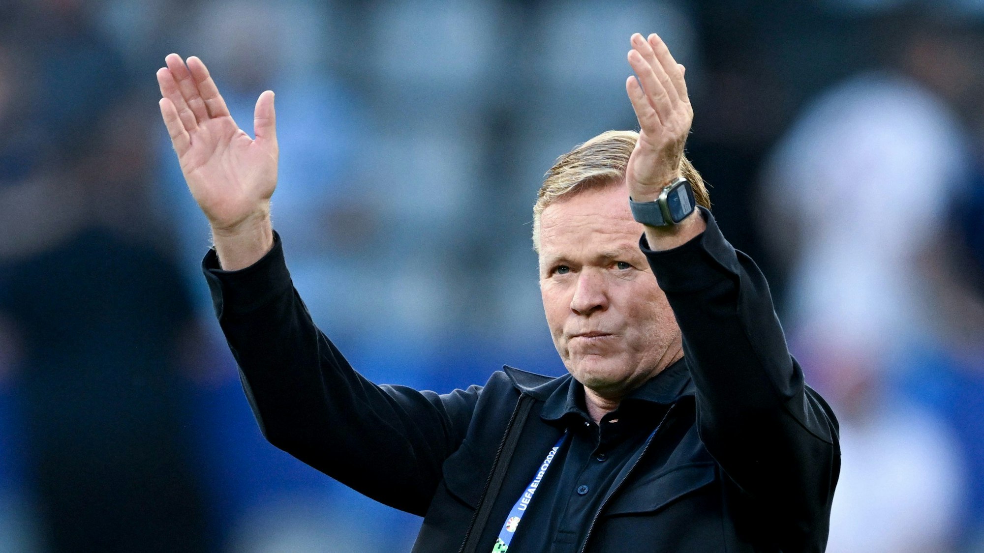 Trainer Ronald Koeman von den Niederlanden applaudiert vor dem Spiel den Fans.