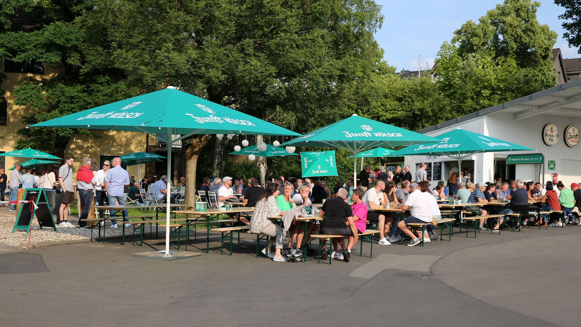 Blick auf den Pop-Up-Biergarten an der Erzquell Brauerei in Bielstein.