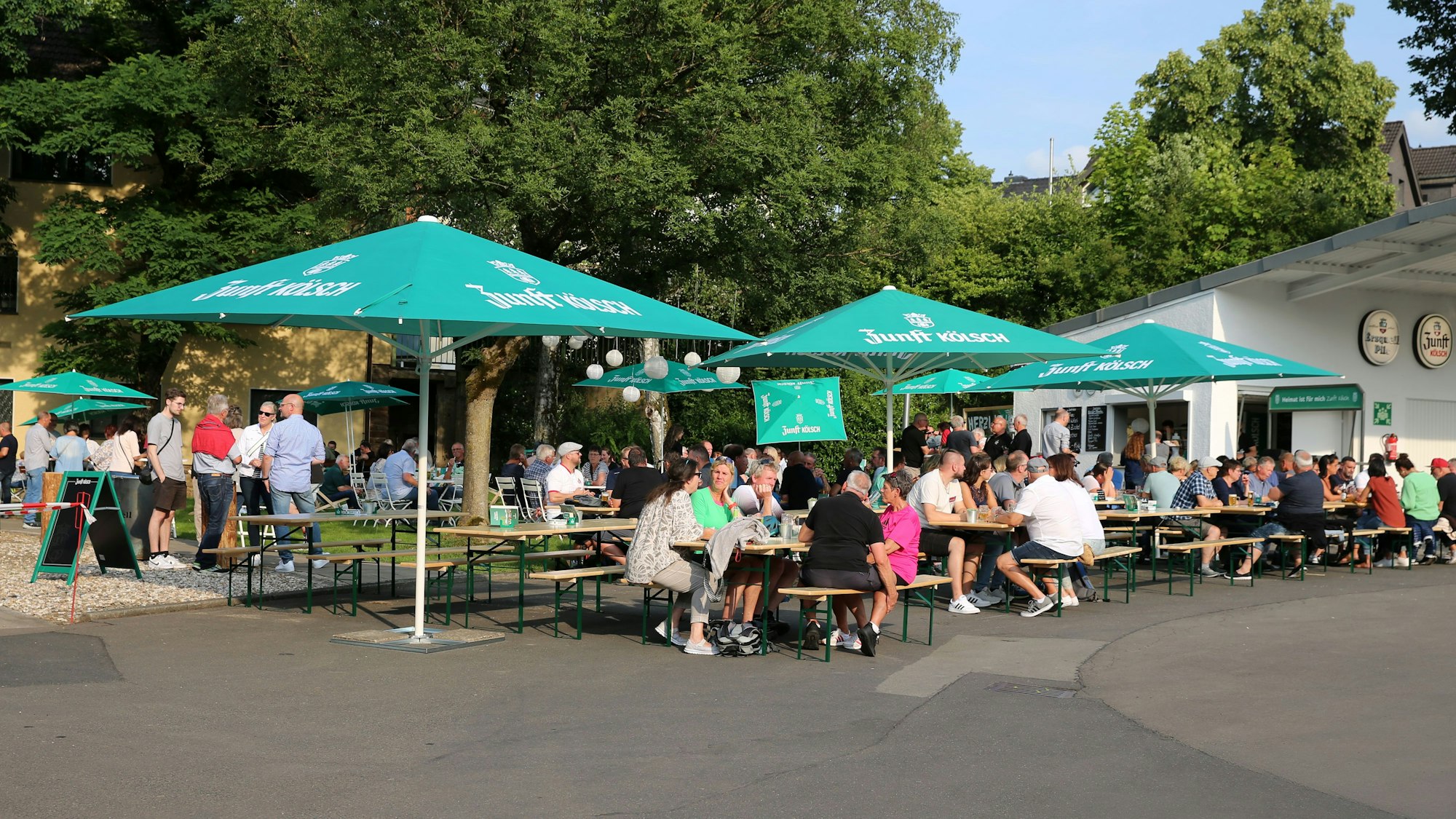 Blick auf den Pop-Up-Biergarten an der Erzquell Brauerei in Bielstein.