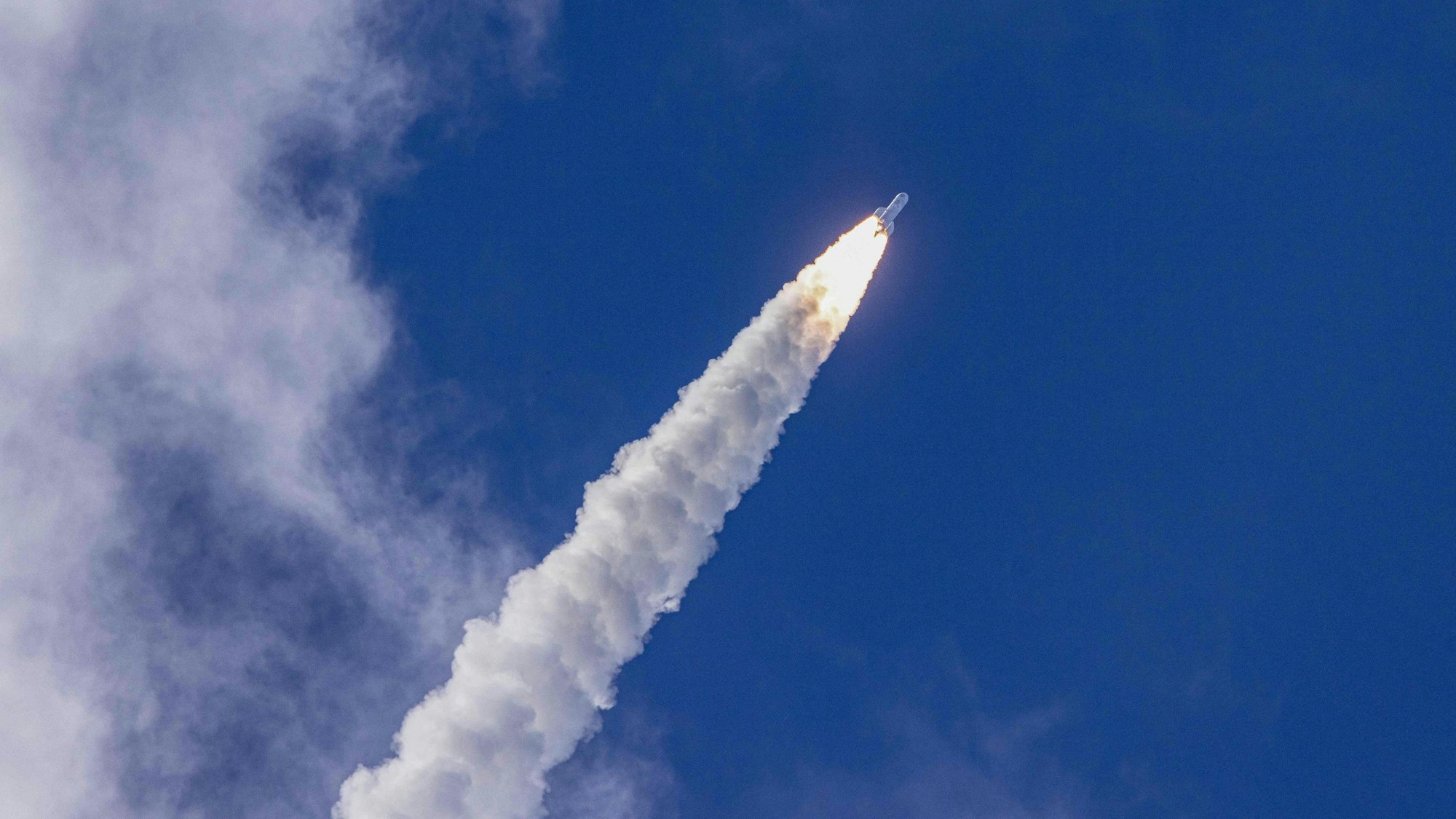Die Rakete Ariane 6 hebt am 09. Juli 2024 vom Startplatz des Guiana Space Centre European in Kourou, Französisch-Guyana ab.