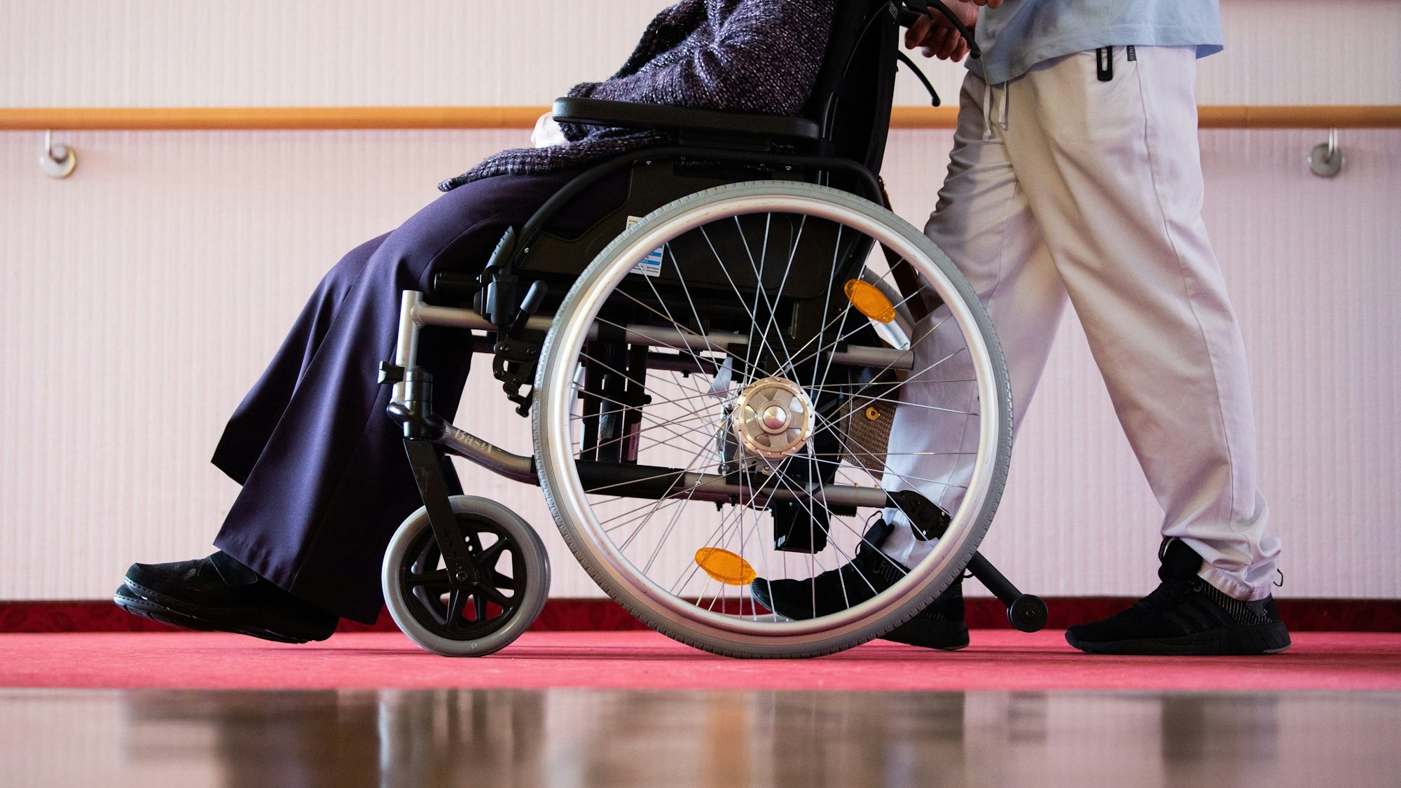 Das Leben im Pflegeheim schlägt mit hohen monatlichen Kosten zu Buche. Das kann zur Belastung werden.