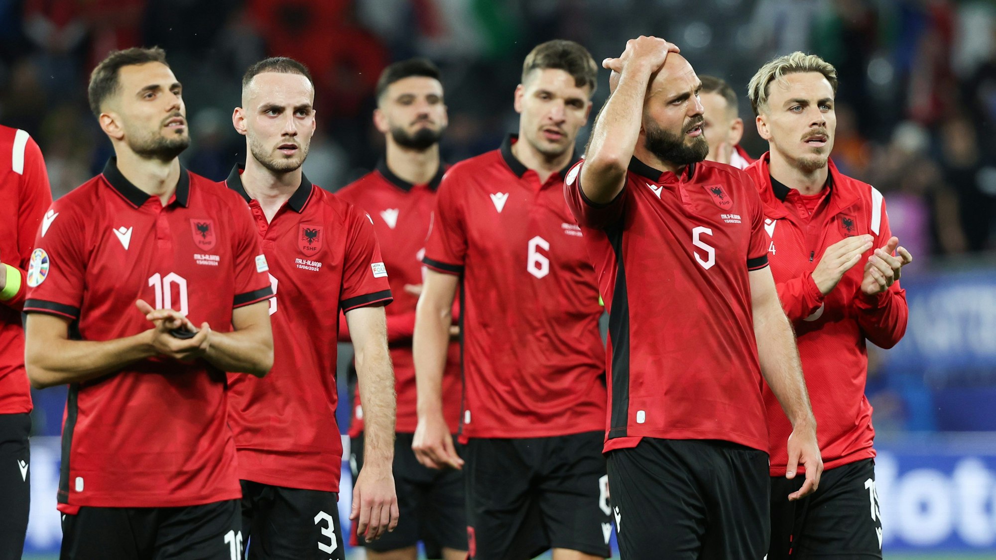Albaniens Spieler bedanken sich nach der Niederlage für die Unterstützung der Fans.