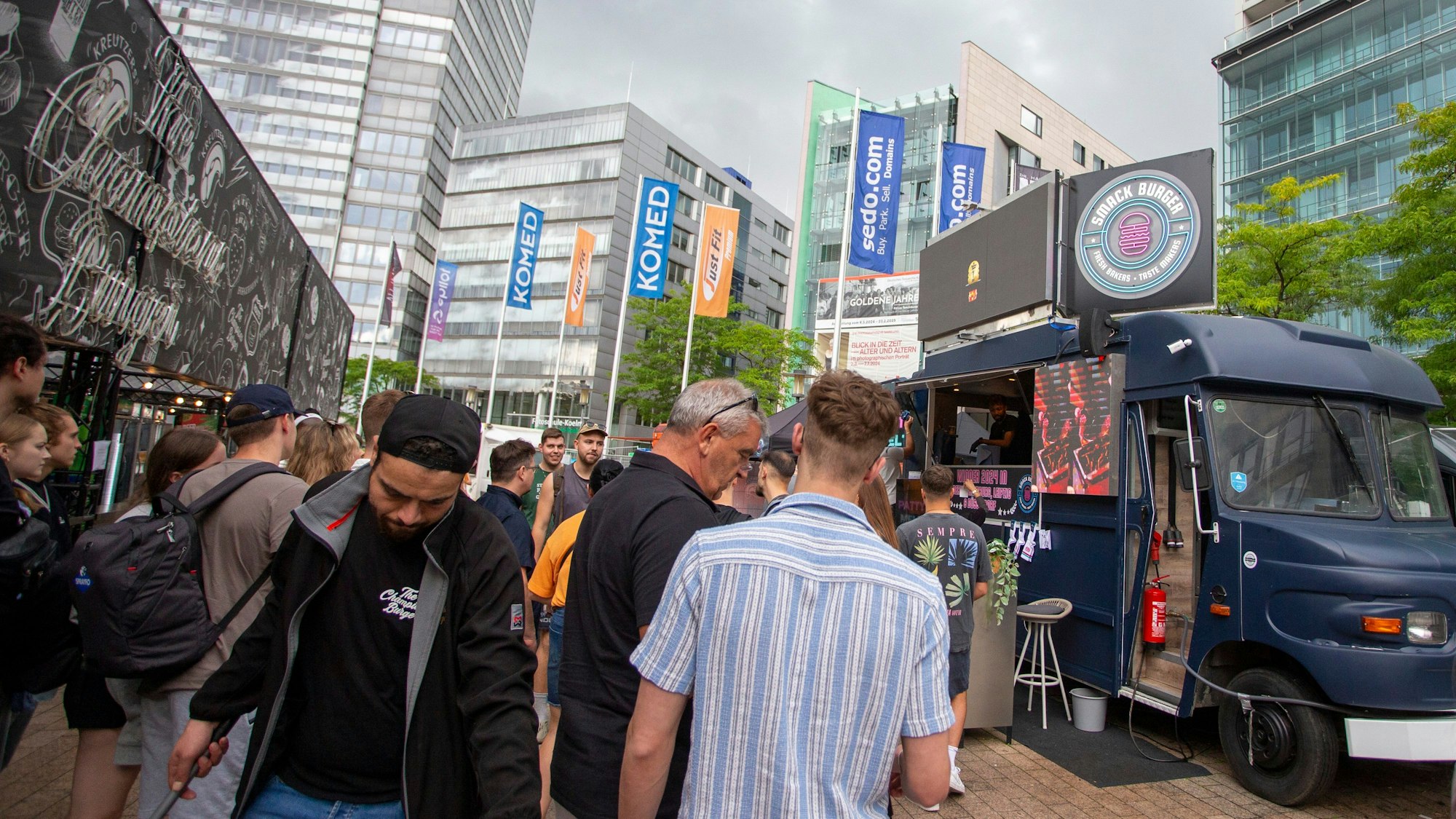 Die Schlangen vor den Foodtrucks sind schon früh am Tag lang.
