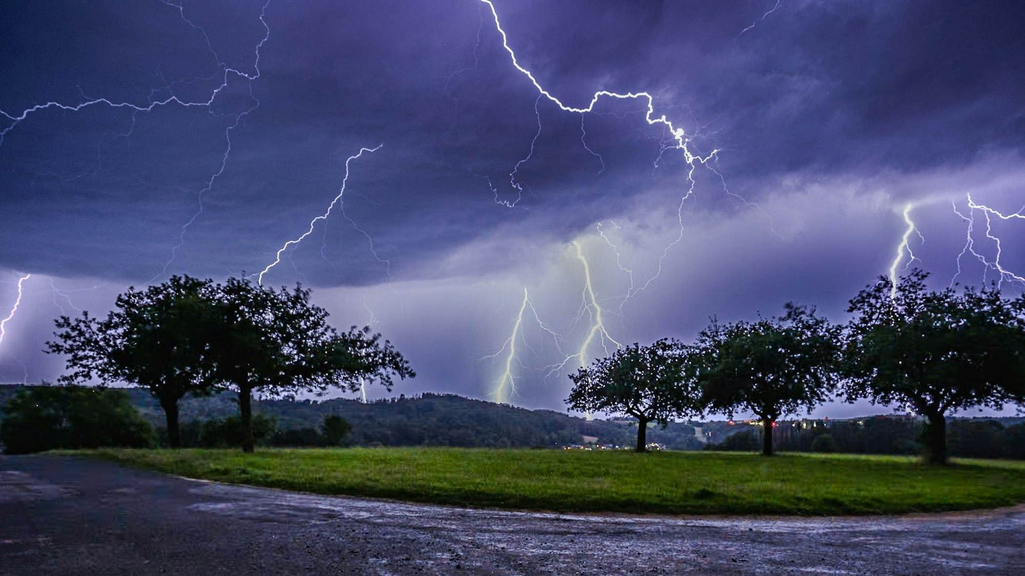 Das Foto zeigt ein Gewitter.
