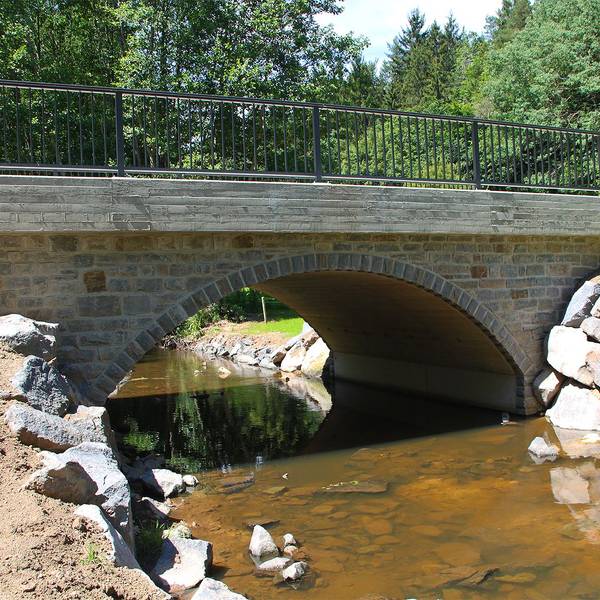 Das Bild zeigt die neu gebaute Schaafbachbrücke.