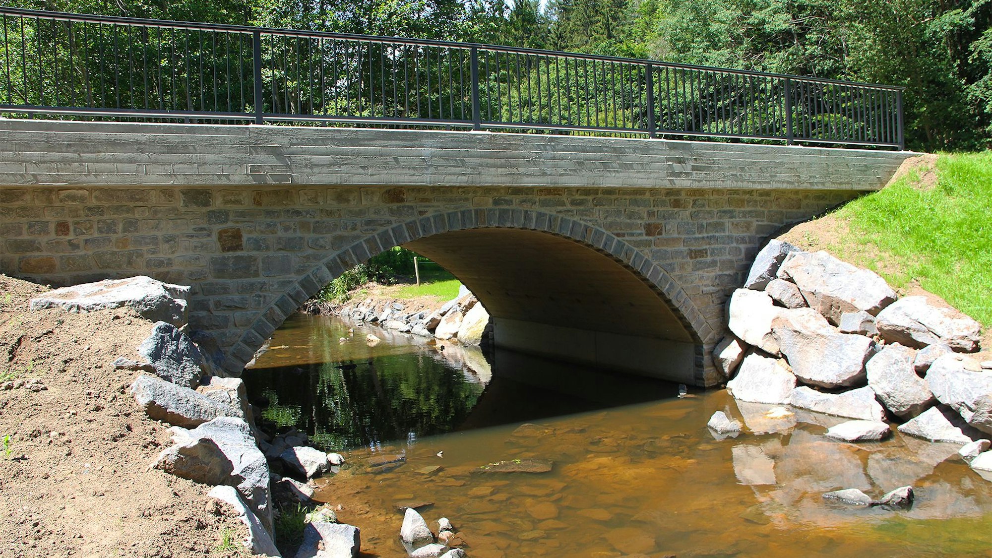 Das Bild zeigt die neu gebaute Schaafbachbrücke.