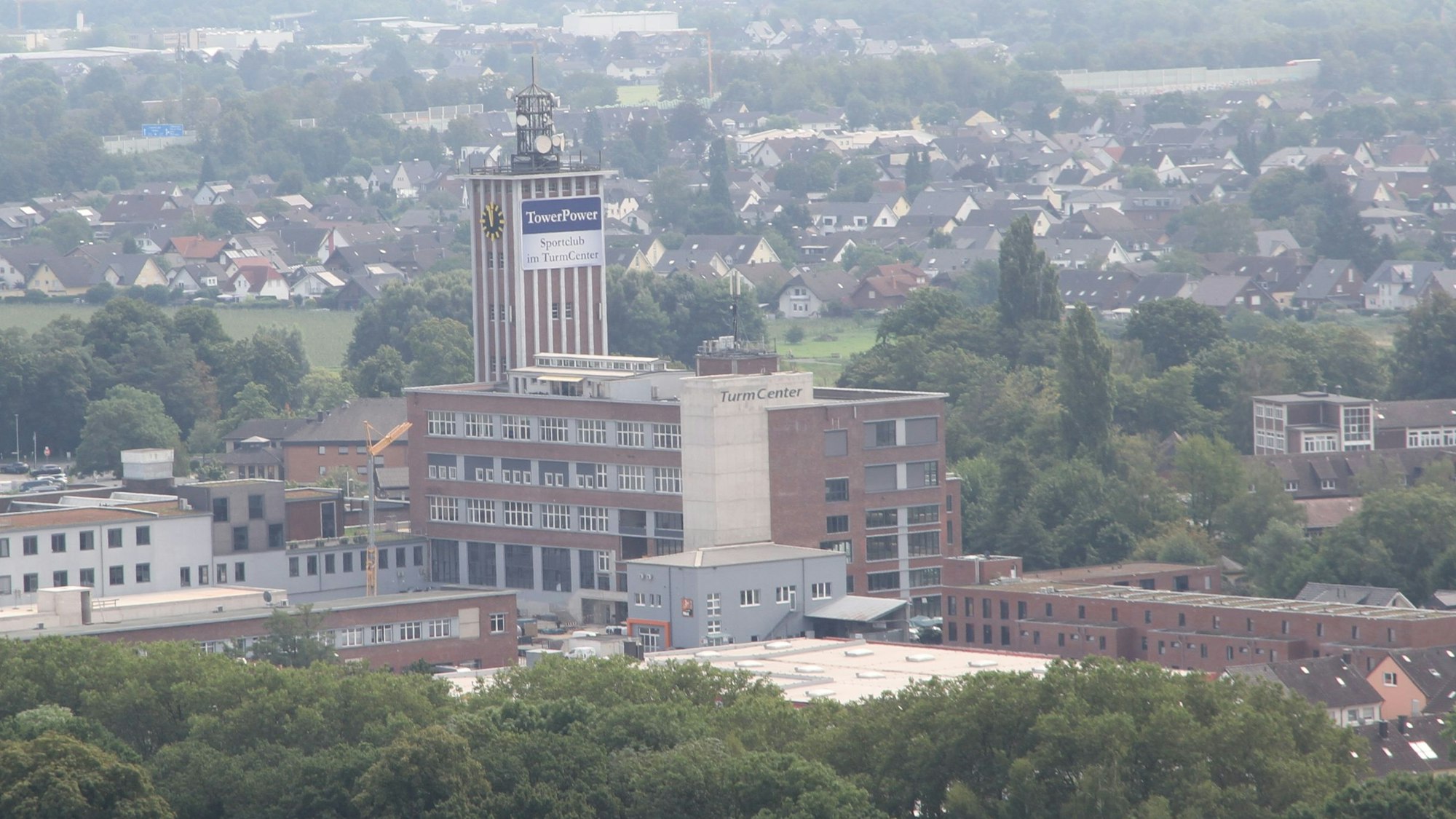 Eine alte Fabrik aus Backsteinen mit einem Turm