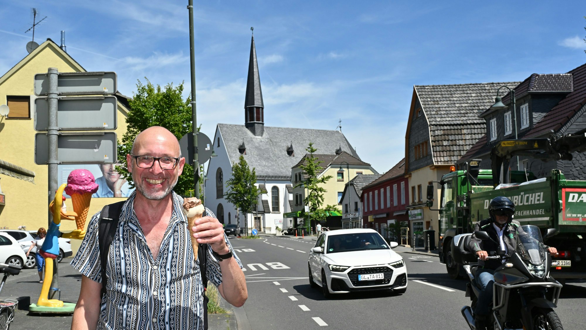 Beim Eis-Essen auf der Hauptstraße in Rösrath hält es der Autor nur kurz in der Sonne aus.