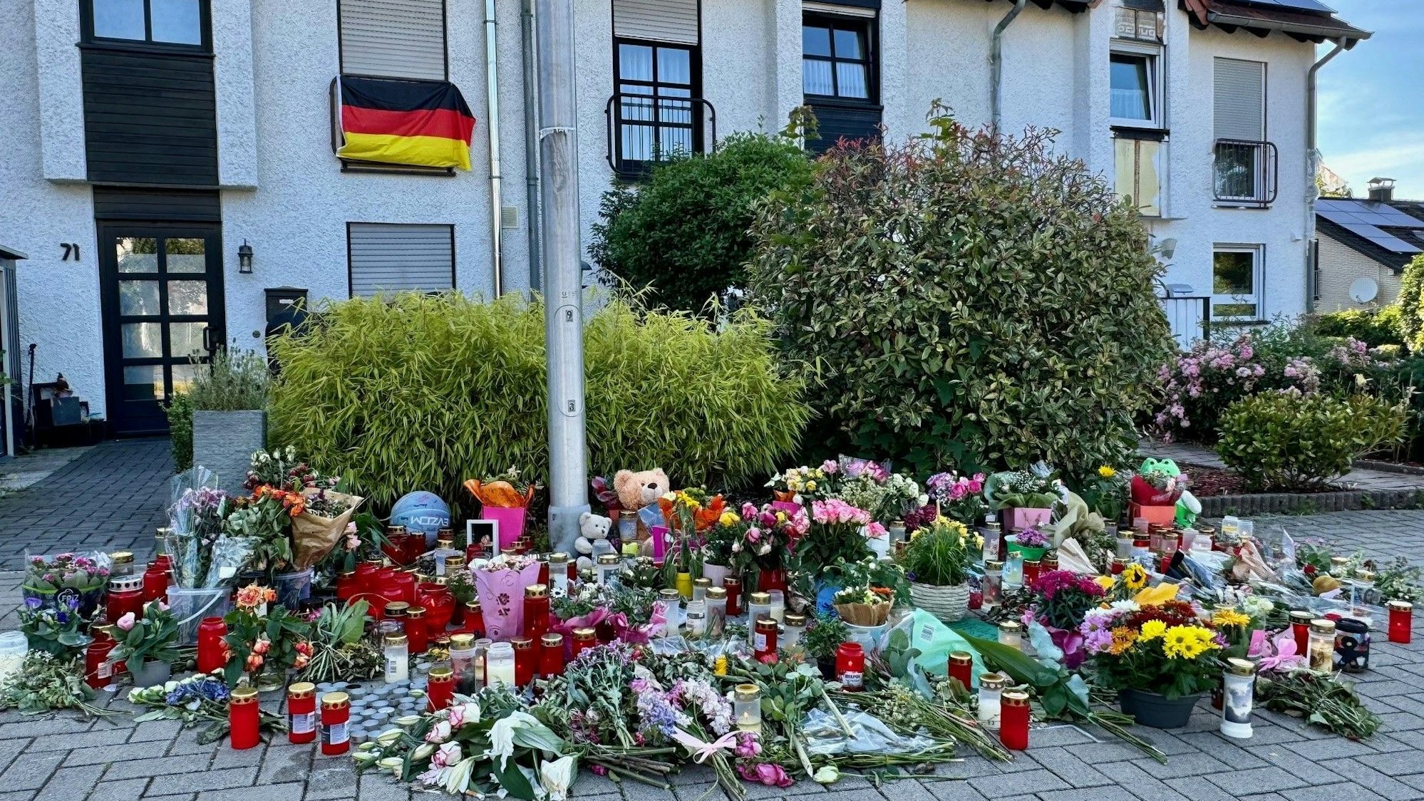 Am Siebengebirgsring sind Blumen, Kerzen und persönliche Nachrichten platziert worden