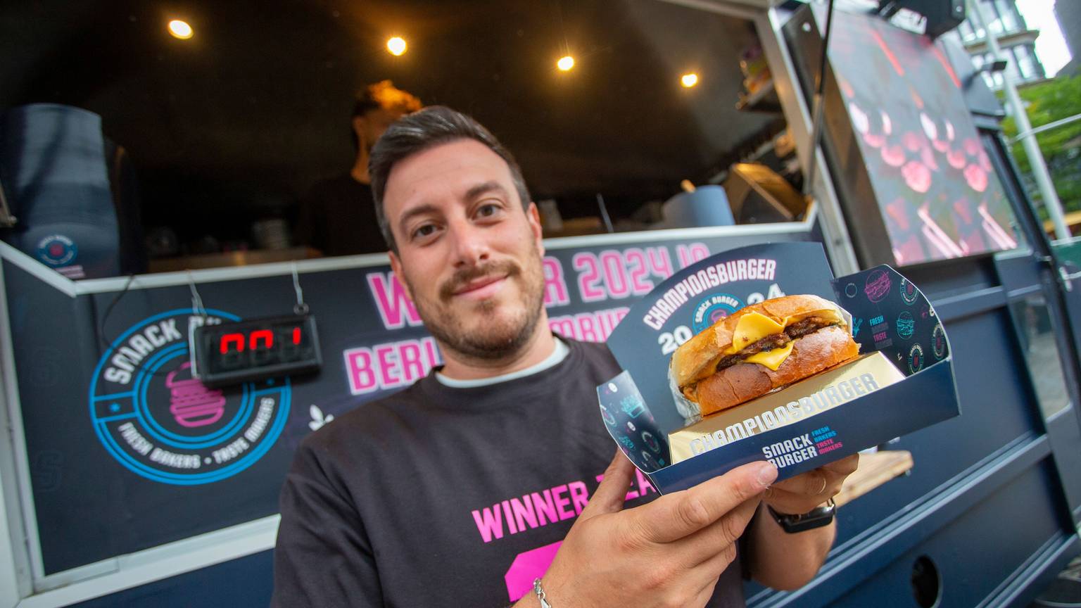 Murat Topcuoglu von „Smack Burger“ aus Berlin präsentiert den „Patty Melt“.