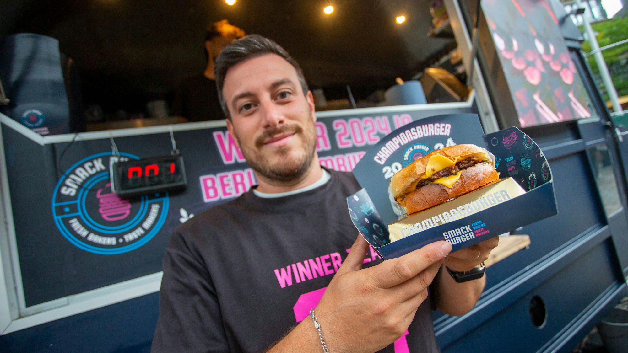 Murat Topcuoglu von „Smack Burger“ aus Berlin präsentiert den „Patty Melt“.