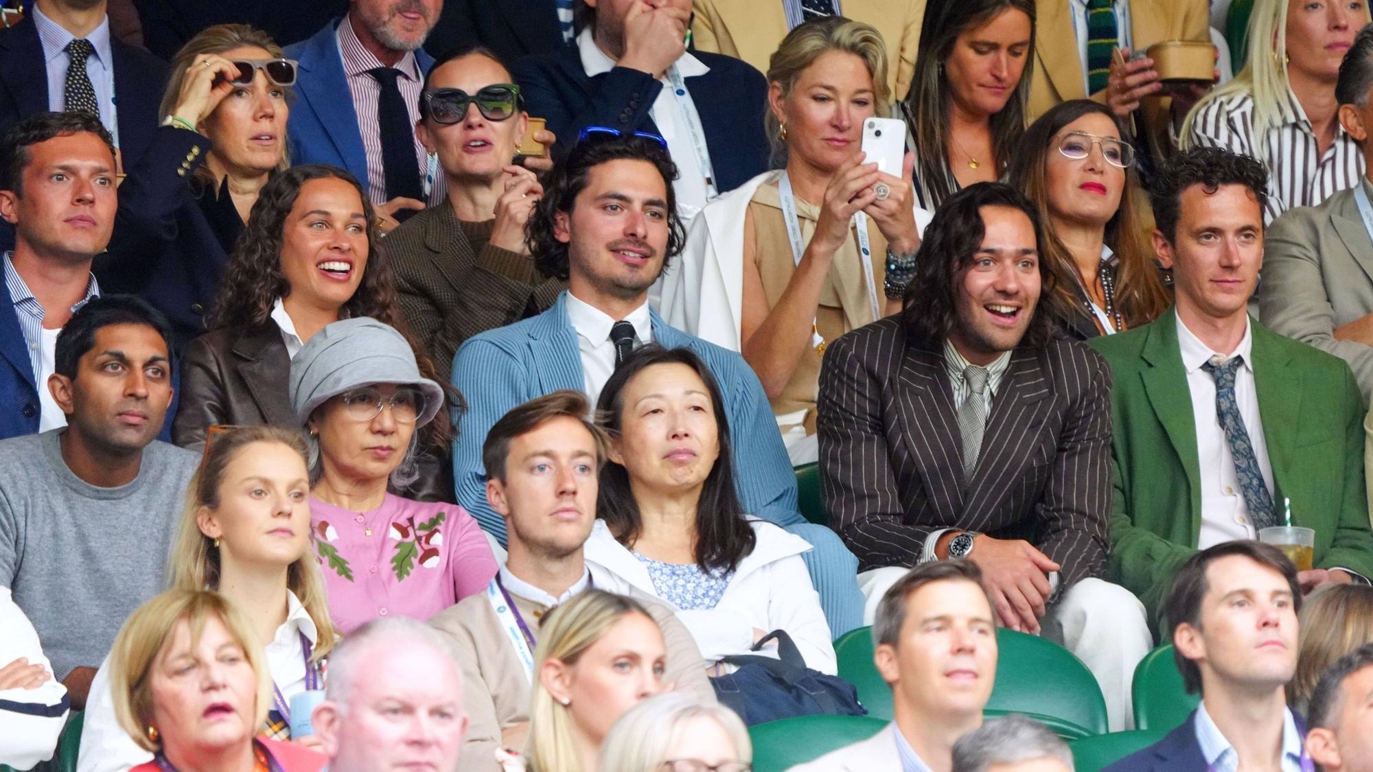 Im braunen Nadelstreifenanzug und bester Laune: Schauspieler Maxim Baldry verfolgt die Geschicke der Tennis-Profis auf dem Centre Court von Wimpledon.