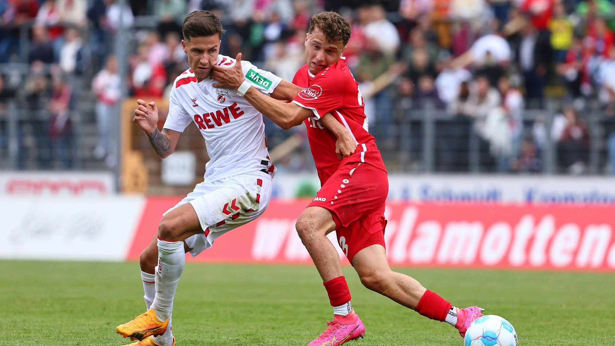 Denis Huseinbasic Koeln im Zweikampf mit Malik Hodroj Siegen Sportfreunde Siegen vs 1. FC Koeln