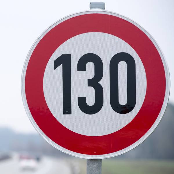 Bislang gibt es nur abschnittweise Geschwindigkeitsbeschränkungen auf deutschen Autobahnen. Ein allgemeines Tempolimit ist seit Langem Streitthema - die Zustimmung in der Bevölkerung wächst aber.