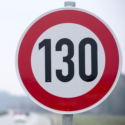 Bislang gibt es nur abschnittweise Geschwindigkeitsbeschränkungen auf deutschen Autobahnen. Ein allgemeines Tempolimit ist seit Langem Streitthema - die Zustimmung in der Bevölkerung wächst aber.