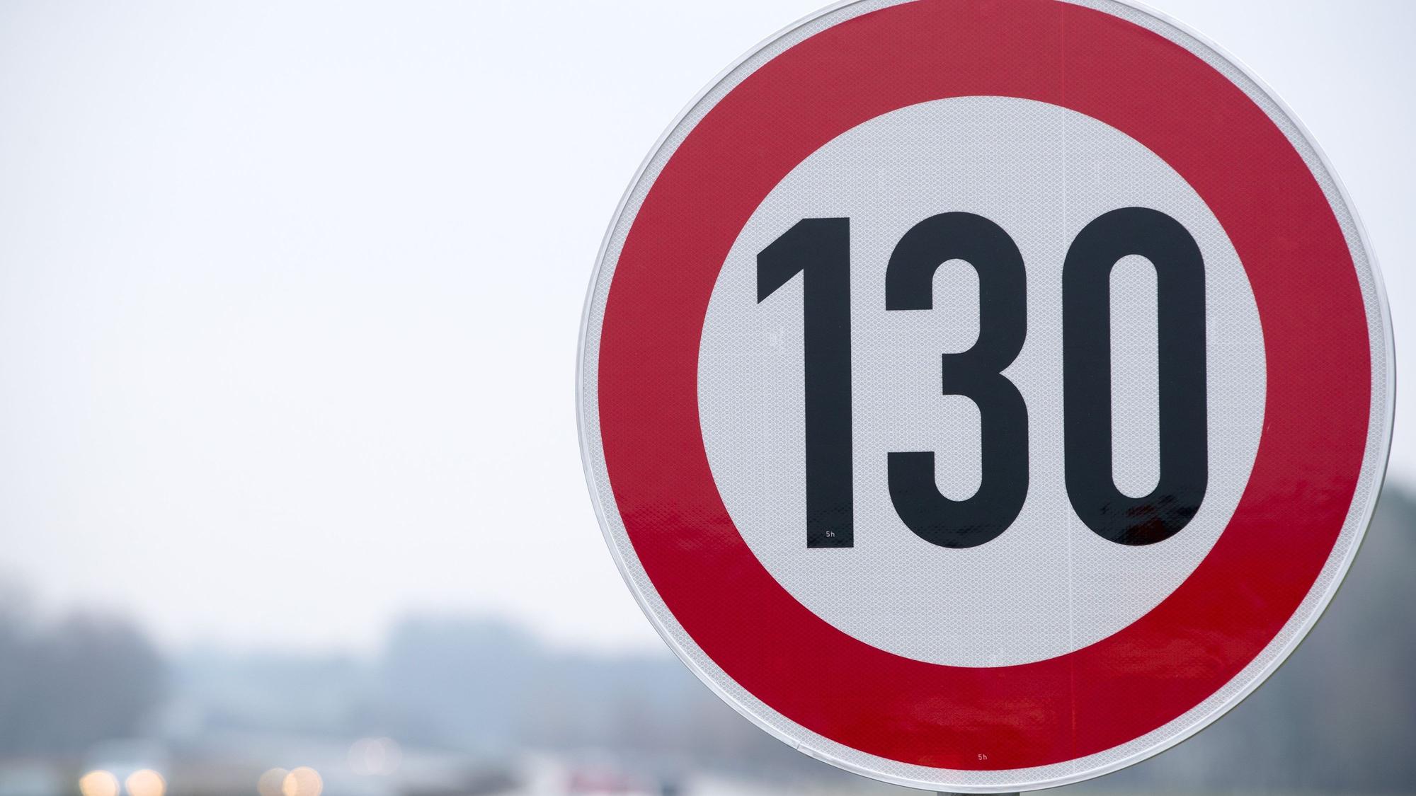 Bislang gibt es nur abschnittweise Geschwindigkeitsbeschränkungen auf deutschen Autobahnen. Ein allgemeines Tempolimit ist seit Langem Streitthema - die Zustimmung in der Bevölkerung wächst aber.