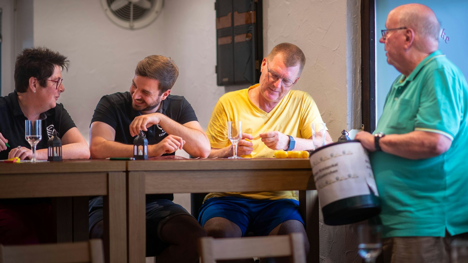 Das Bild zeigt die Auslosung der Pokalrunden. Vier Vertreterinnen und Vertreter des Fußballkreises sind mit der Ziehung der Paarungen beschäftigt.