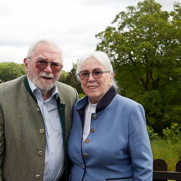 Doris und Dieter Bertram stehen in der Natur.