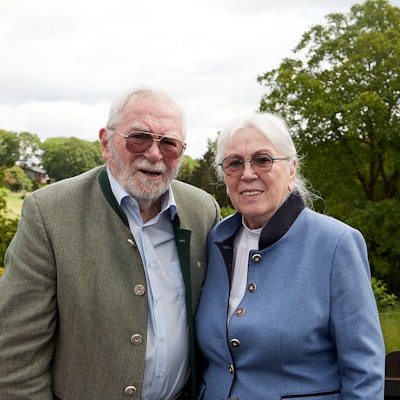 Doris und Dieter Bertram stehen in der Natur.