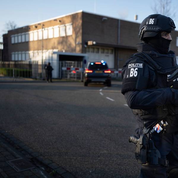 ARCHIV - 27.02.2024, Niederlande, Amsterdam: Schwer bewaffnete Polizisten sichern den Bereich vor dem Hochsicherheitsgericht ab, in dem die Richter über den Fall Marengo entscheiden sollen, einen der größten Prozesse in der niederländischen Geschichte mit 17 Angeklagten, die der Beteiligung an einer kriminellen Vereinigung und der Beteiligung an sechs Morden und vier Mordversuchen beschuldigt werden.
