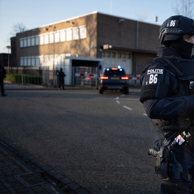 ARCHIV - 27.02.2024, Niederlande, Amsterdam: Schwer bewaffnete Polizisten sichern den Bereich vor dem Hochsicherheitsgericht ab, in dem die Richter über den Fall Marengo entscheiden sollen, einen der größten Prozesse in der niederländischen Geschichte mit 17 Angeklagten, die der Beteiligung an einer kriminellen Vereinigung und der Beteiligung an sechs Morden und vier Mordversuchen beschuldigt werden.