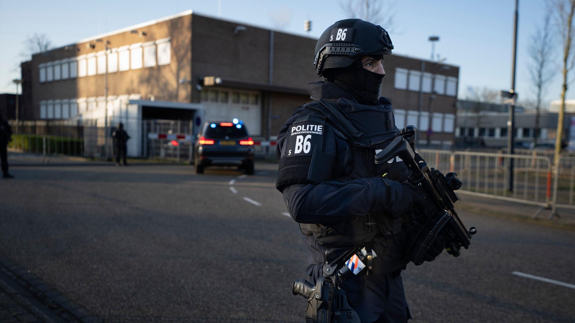 ARCHIV - 27.02.2024, Niederlande, Amsterdam: Schwer bewaffnete Polizisten sichern den Bereich vor dem Hochsicherheitsgericht ab, in dem die Richter über den Fall Marengo entscheiden sollen, einen der größten Prozesse in der niederländischen Geschichte mit 17 Angeklagten, die der Beteiligung an einer kriminellen Vereinigung und der Beteiligung an sechs Morden und vier Mordversuchen beschuldigt werden.