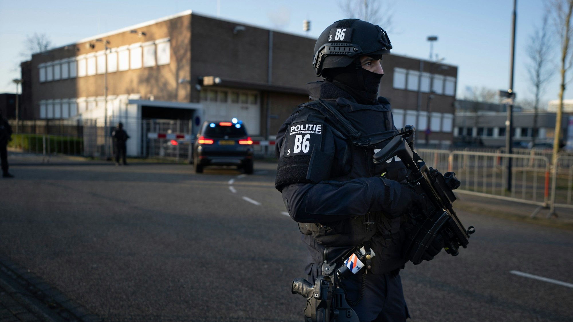 ARCHIV - 27.02.2024, Niederlande, Amsterdam: Schwer bewaffnete Polizisten sichern den Bereich vor dem Hochsicherheitsgericht ab, in dem die Richter über den Fall Marengo entscheiden sollen, einen der größten Prozesse in der niederländischen Geschichte mit 17 Angeklagten, die der Beteiligung an einer kriminellen Vereinigung und der Beteiligung an sechs Morden und vier Mordversuchen beschuldigt werden.