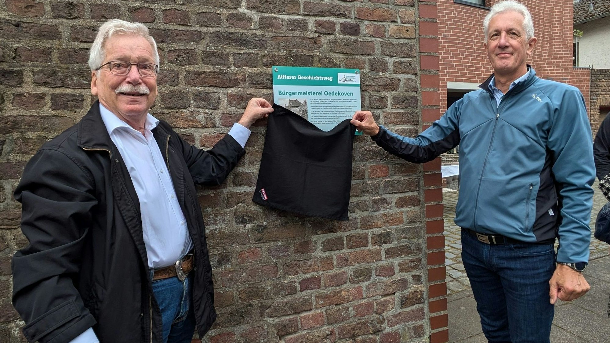 Detlef Nath (links) und Hermann Huckert enthüllten die erste Tafel des Oedekovener Geschichtsweg an der Staffelsgasse.