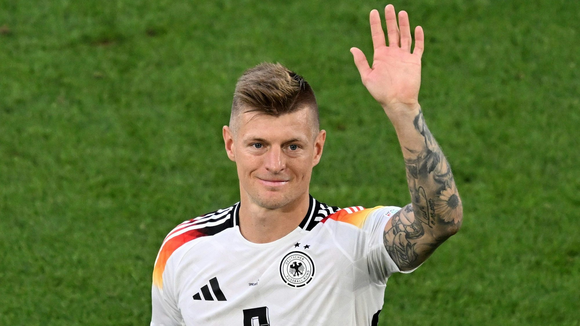 Deutschlands Toni Kroos verabschiedet sich von den Fans.