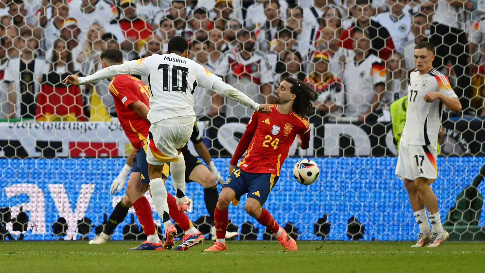 Die umstrittene Szene im Spiel Deutschland gegen Spanien: Der Ball geht gegen die Hand, aber es gibt trotzdem keinen Elfmeter.