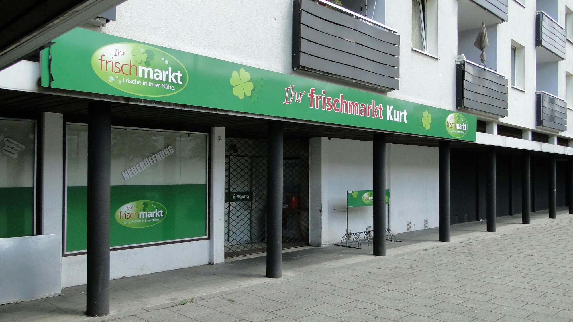 Der Hinweis auf "Neueröffnung" hängt immer noch - doch im Mai gab der Betreiber das Geschäft auf.