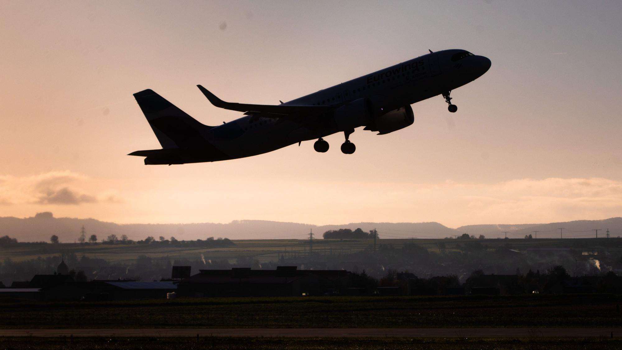 Ein Flugzeug startet (Symbolbild).