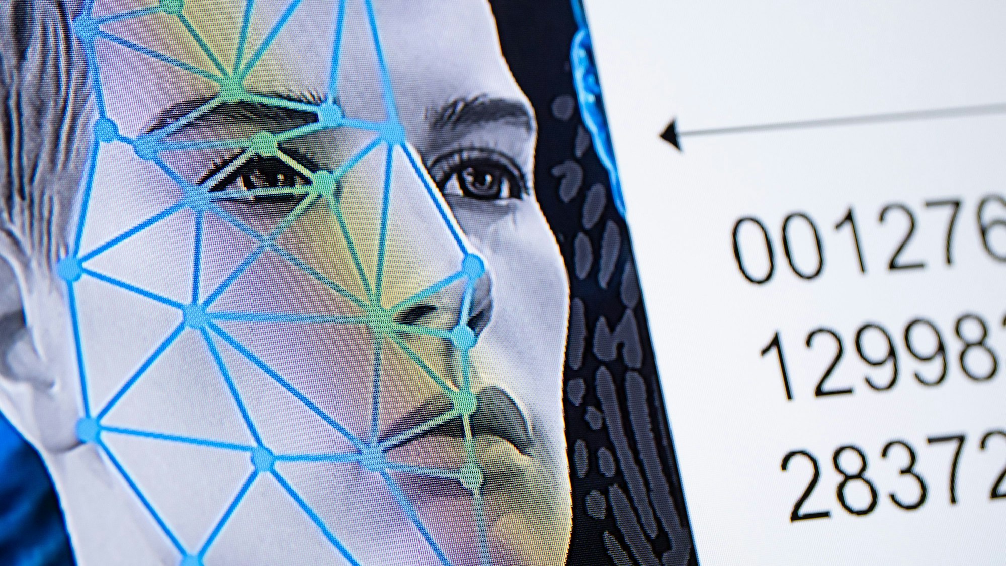 Eine Computergrafik zum Thema Gesichtserkennung ist auf einem Monitor am bayerischen Landeskriminalamt zu sehen.